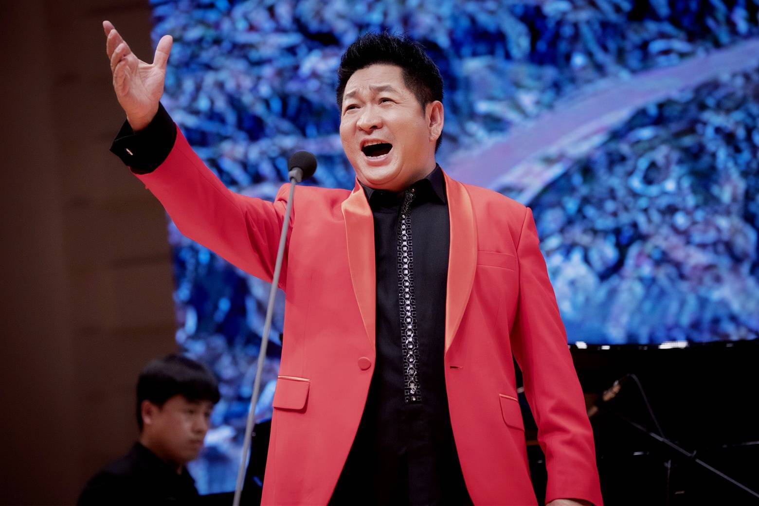 彝族男高音歌唱家李俊峰独唱音乐会把一切献给党唱响大剧院