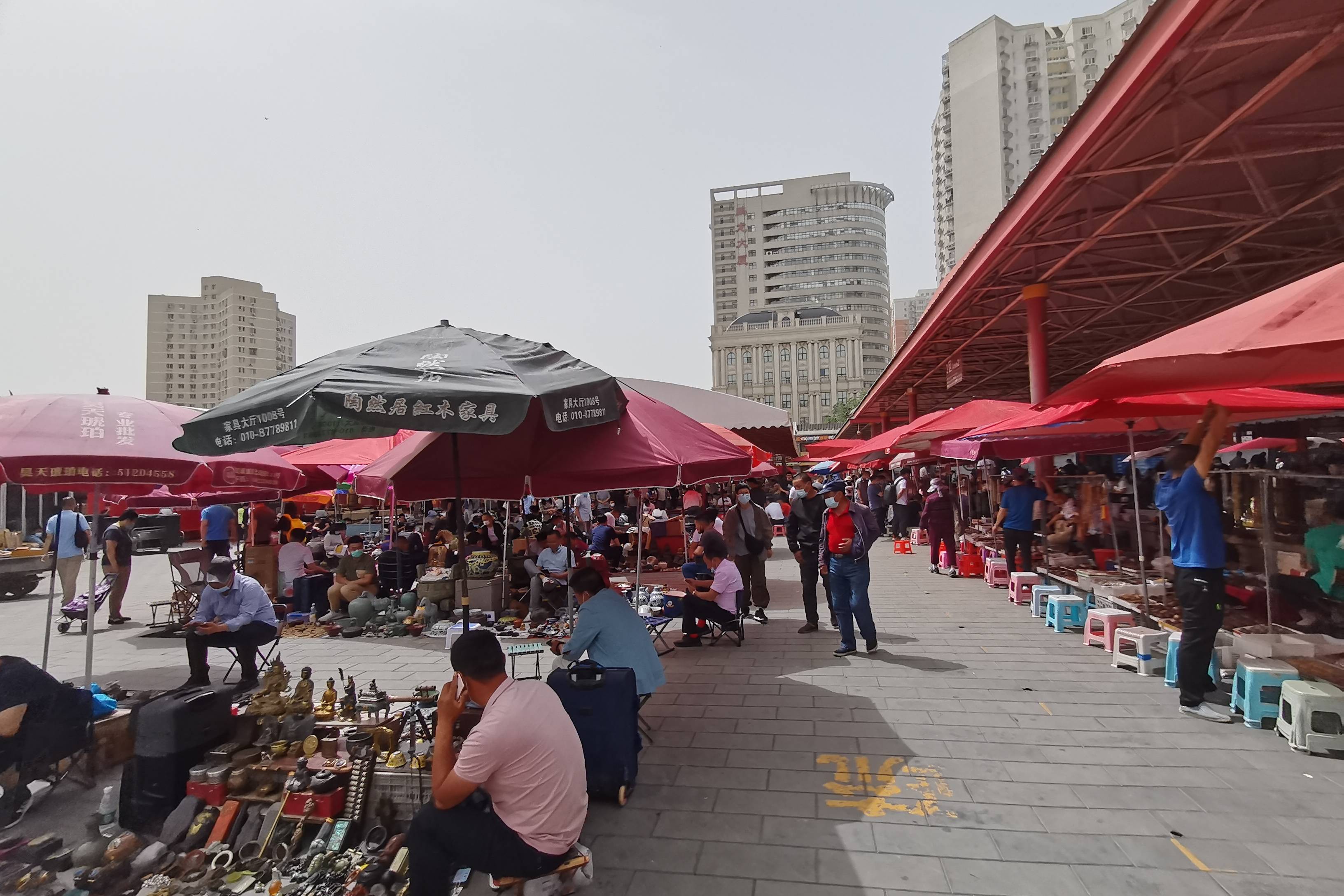 实拍北京潘家园旧货市场,正举办大型展览,摊位都营业,很热闹