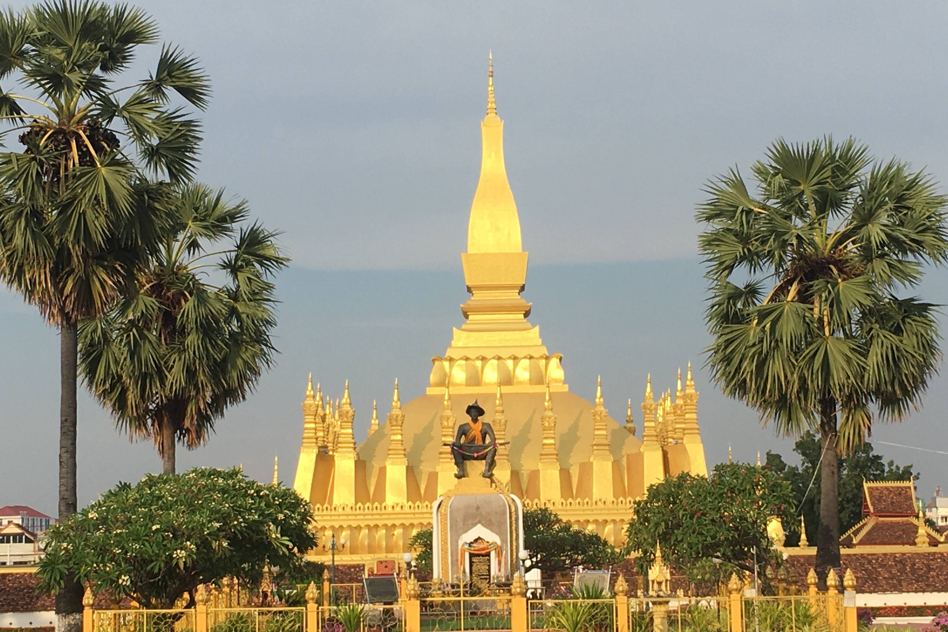 万象塔銮寺塔銮宝塔纯金包裹是老挝旅游不可不看的景点