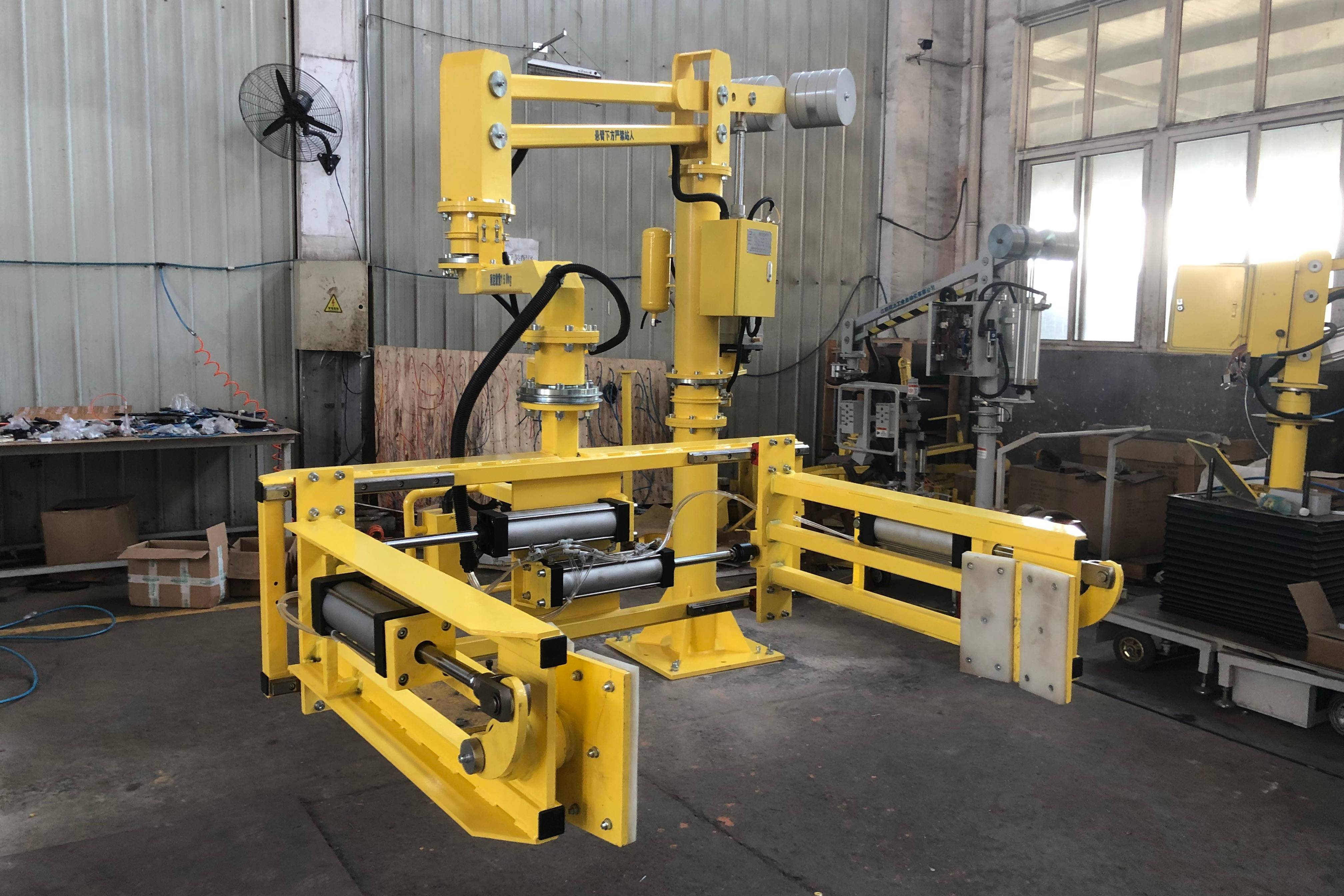 利用机械手夹取坩埚翻转搬运码垛上下料