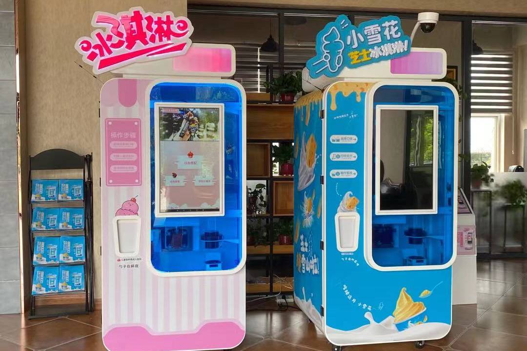 六加科技全自动冰激凌售卖机选用奶浆制作鲜打冰淇淋口感细腻