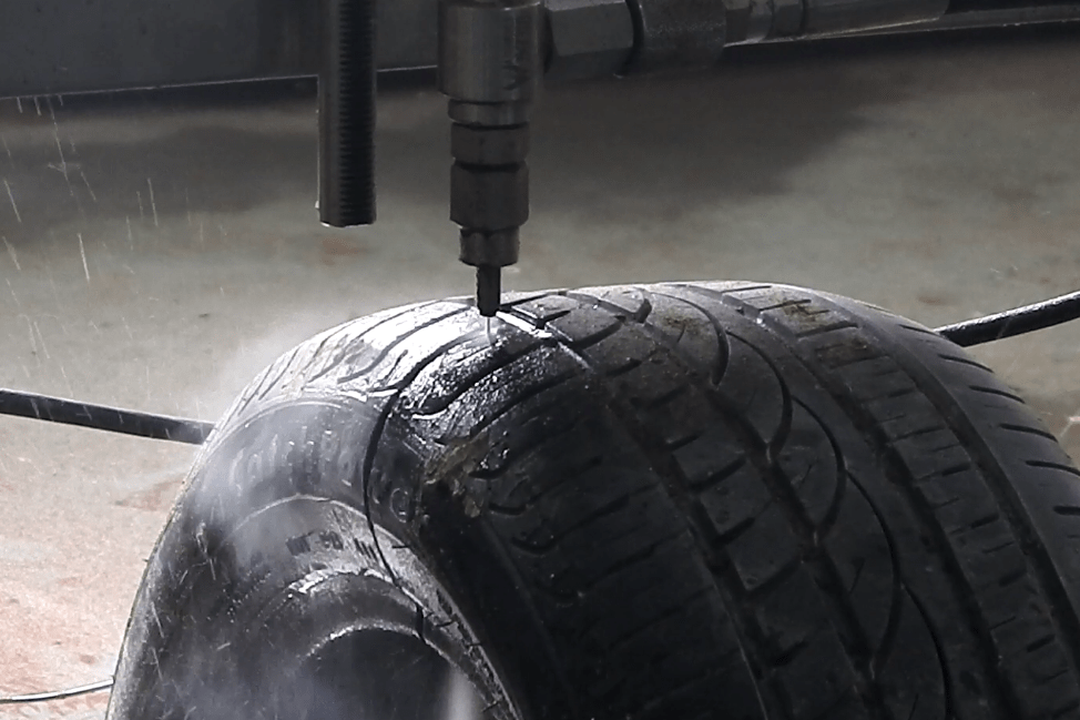 以水为刀切割轮胎