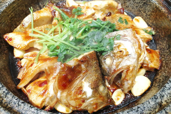 除了乳鸽,南宁民鸽宴还有好多好吃的菜,肯定有你喜欢的石锅鲈鱼,荔茸