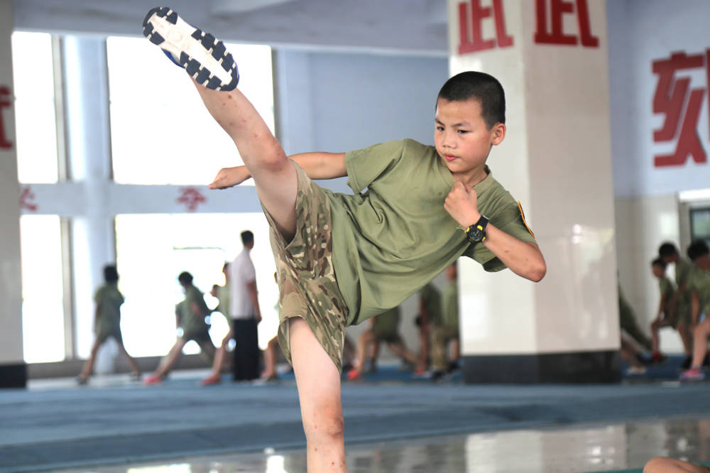 延鲁武校旋风腿教程开了对武术感兴趣的都可以练练