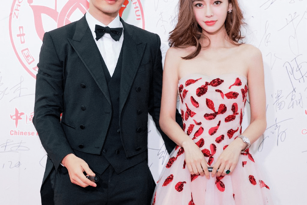 黄晓明baby又穿情侣装写着我爱你屡传婚变开始暗戳戳发糖