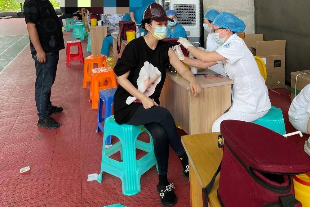 打疫苗偶遇明星?43岁女艺人不顾形象穿拖鞋打针,网友大赞接地气