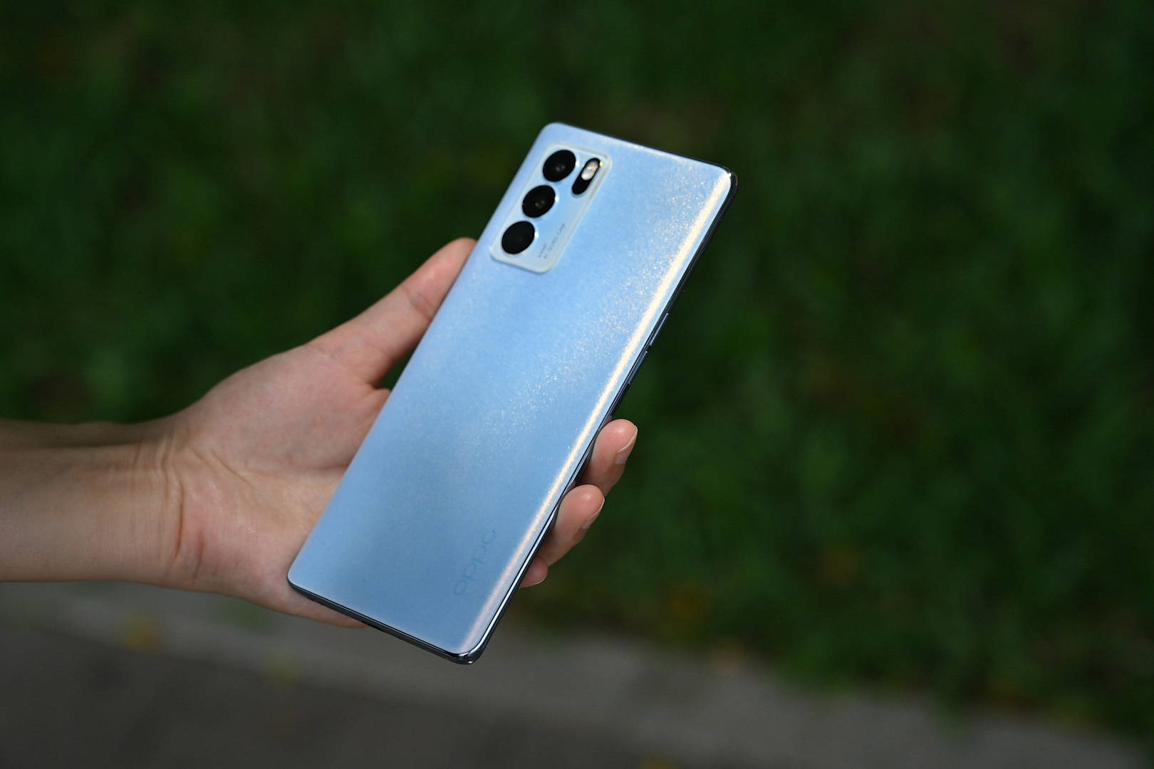 opporeno6初体验铝合金直角中框设计很亮眼