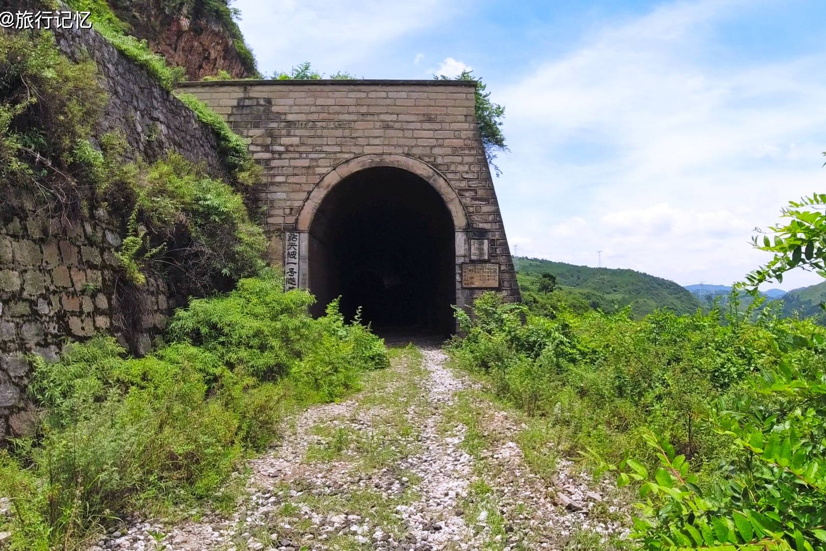 徒步10公里探秘深山里废弃的隧道群它们的名字叫钻天坡