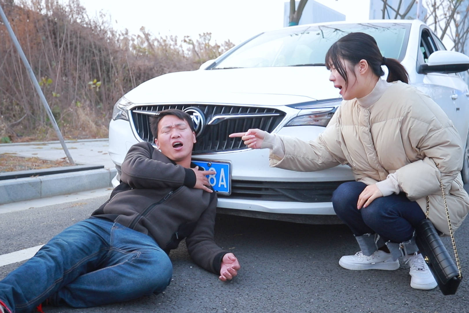 男子为了复婚,故意去碰瓷前妻的车,没想前妻的反应太逗了,人才_前妻