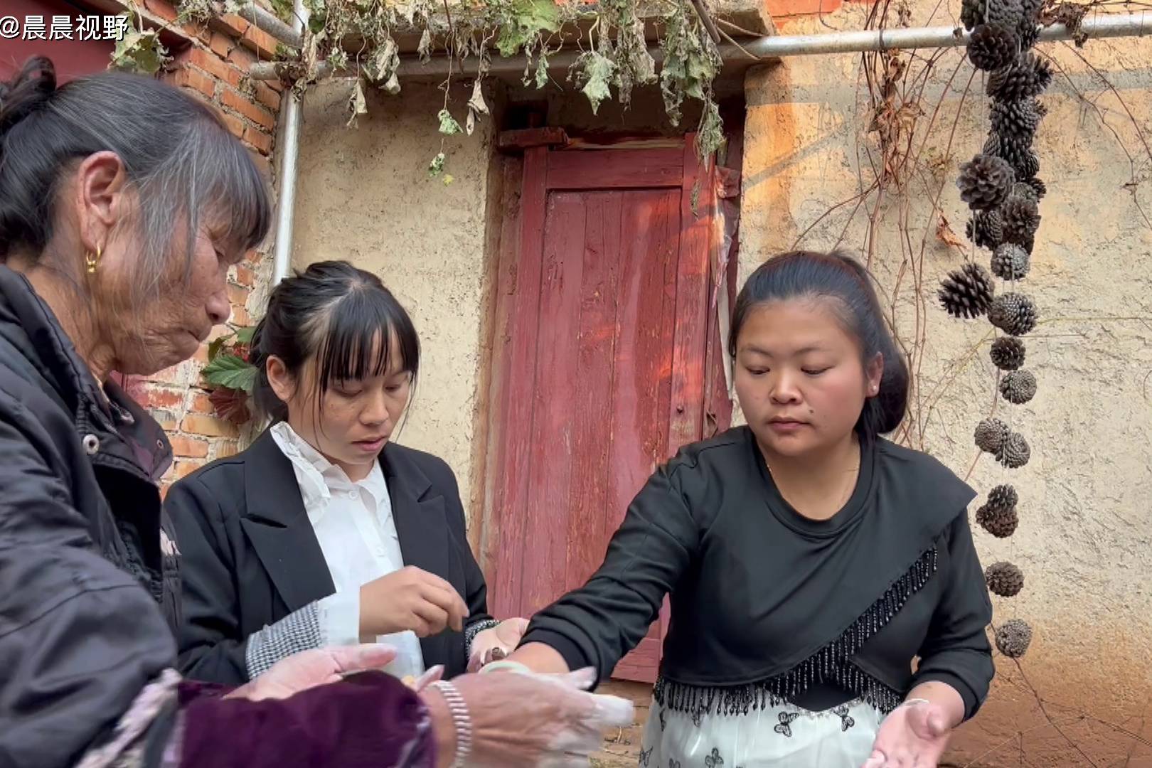 正月十五元宵节大姑子带着女儿回娘家看婆婆做啥好吃的