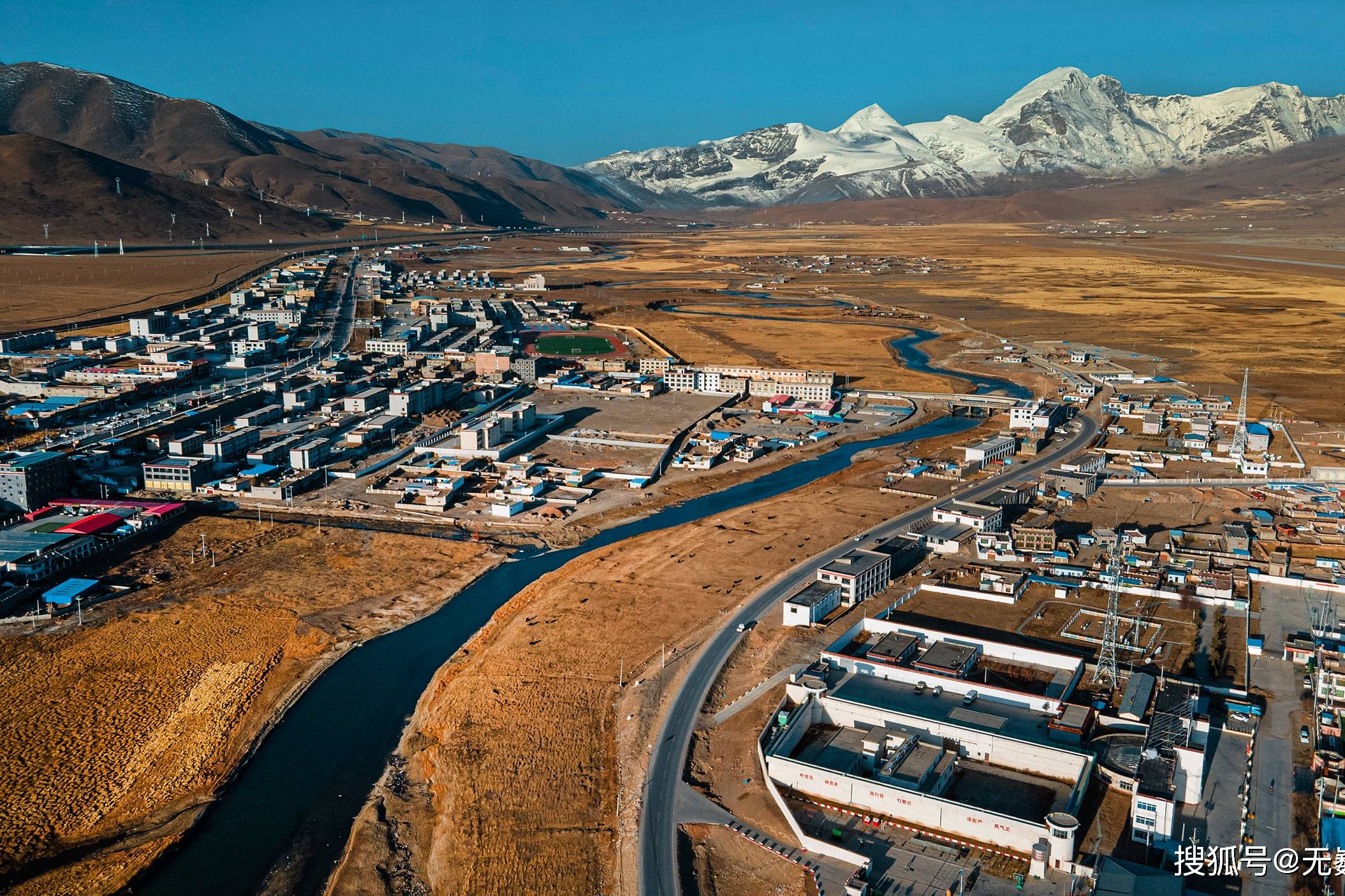 航拍当雄县拉萨北大门西藏南北分界点