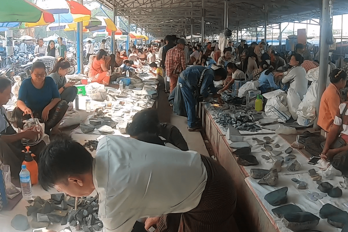 一个人缅甸北部旅游,缅囧实拍当地翡翠交易市场