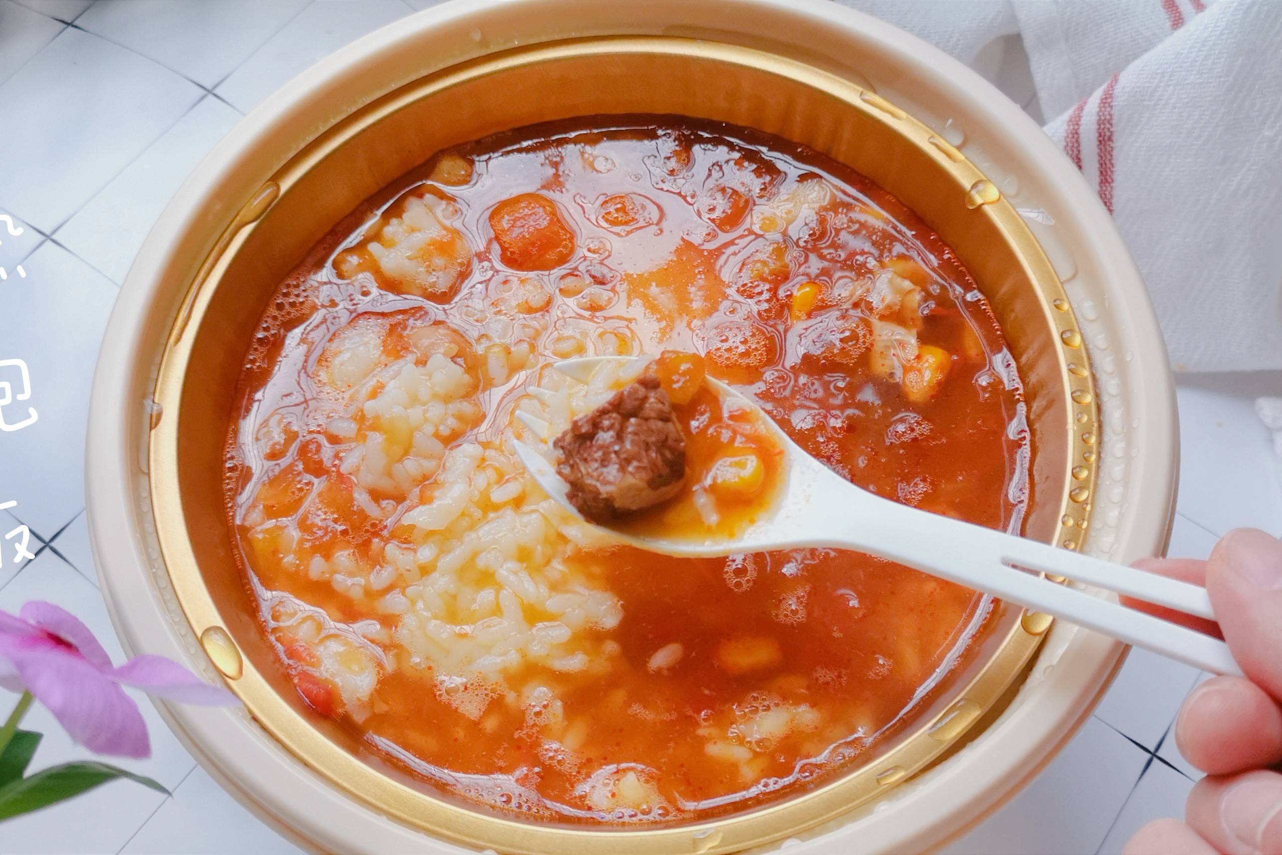 简单速食别吃泡面了自热汤泡饭有肉有汤味道清淡特适合一人食