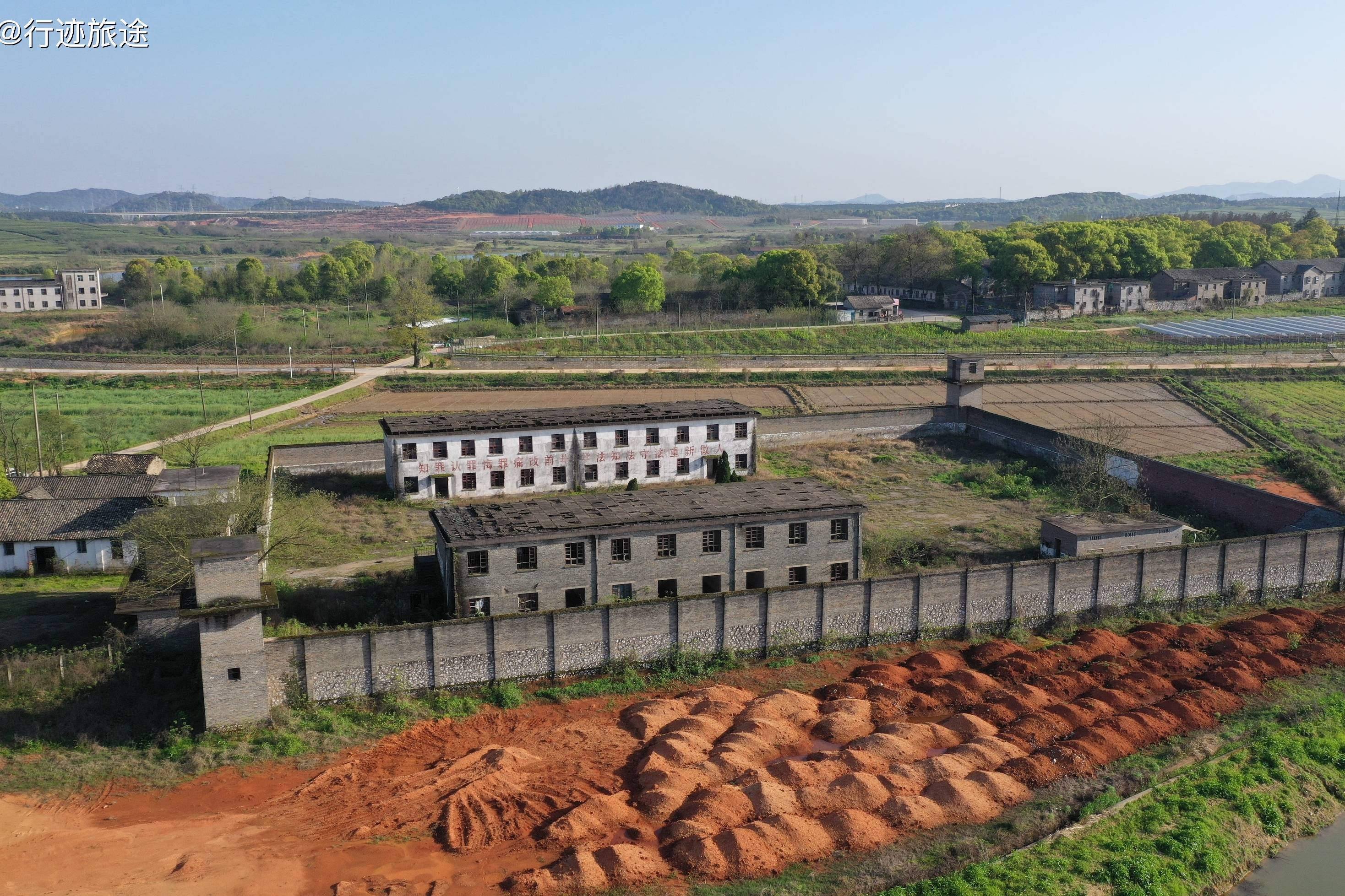 走进大山里废弃的监狱看看监狱真实的寝室是啥样看完你敢住吗