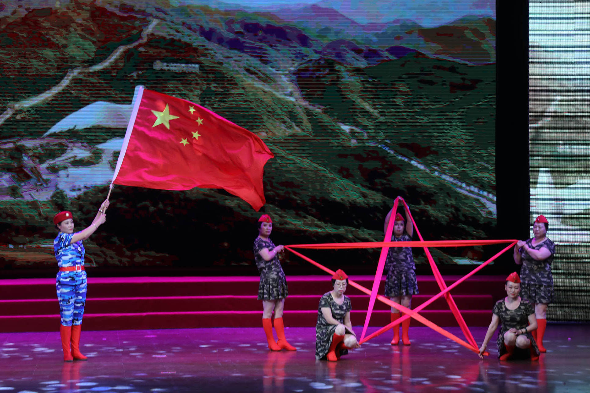 五星红旗舞蹈由黎城分会表演