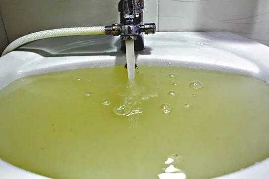 “自来水”小区自来水宛如酱油汤，用户直呼用不起桶装水：“有净水器的日子”了解一下！