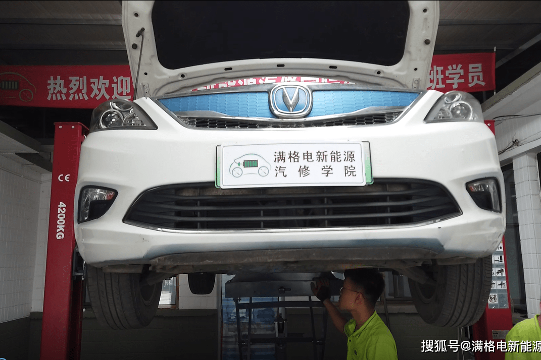 长安新能源汽车逸动eado动力电池包拆卸