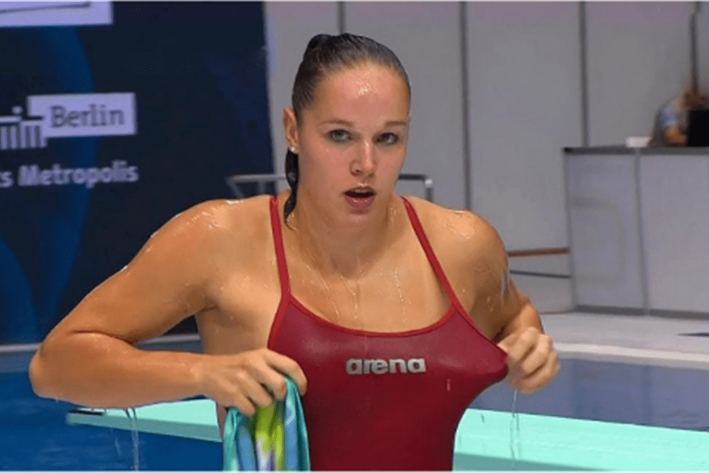 为什么女游泳运动员的胸前都是平的教练都是真材实料