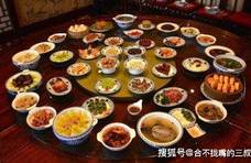 洪洞县有一个重八席，据说招待过康熙皇帝，如今已成年夜饭的首选
