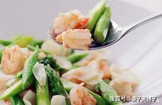 清炒芦笋鲜虾：这几样食材在一起，样样都是美颜养身的佳品！