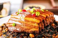 梅菜扣肉是汉族的传统菜，属客家菜。吃起来虽然满嘴流油，