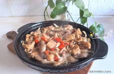 天冷了，建议：多给家人吃这砂锅菜~小鸡炖蘑菇，热乎乎一锅真惬意！