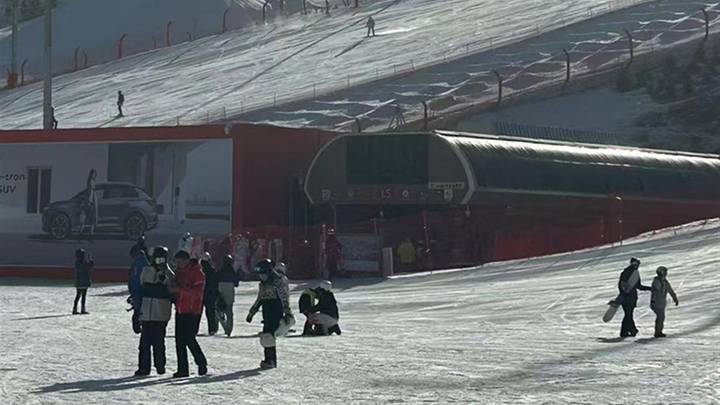 滑雪场是否禁止游客教他们的家人和朋友滑雪？