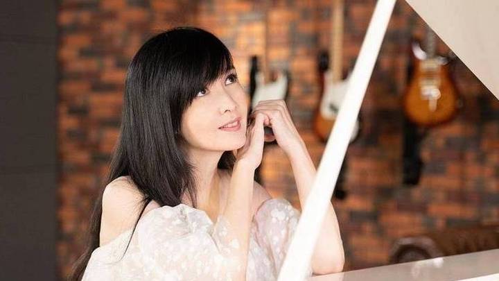 周慧敏发文称在家赏鸟，你认为她和先生离婚了吗？
