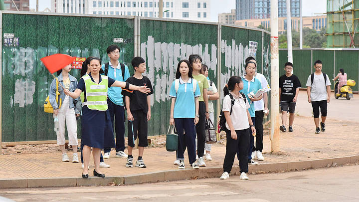 家长有必要替学校站岗吗？