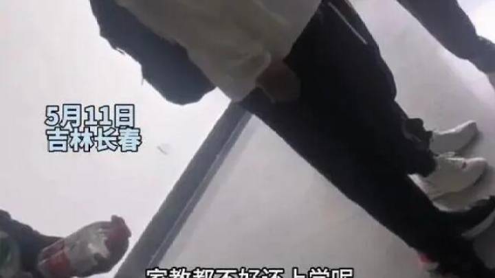 老师插队被拒辱骂学生家教不好，你支持严惩该老师吗？
