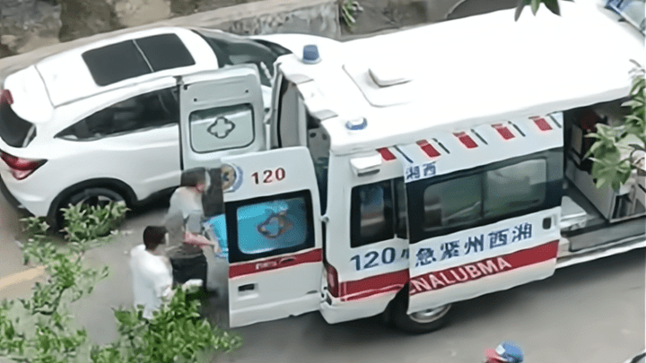 四岁半小孩学动画片情节，拿雨伞当降落伞跳下，你能理解吗？