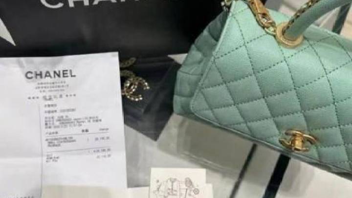 女子花2万买香奈儿包背15分钟包链断裂，应该退货并按原价3倍赔偿吗？