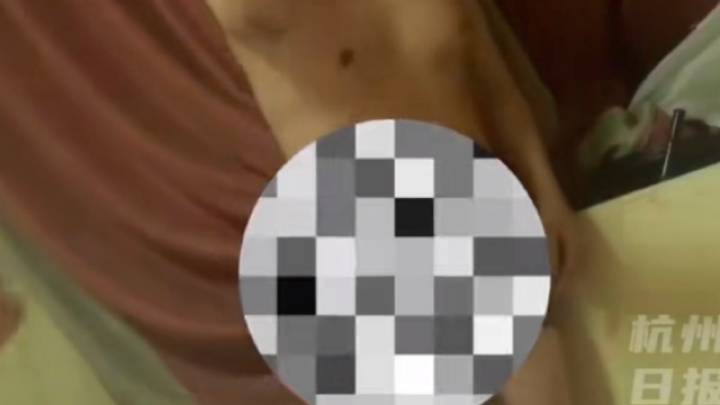 男子当妻子面砍杀宠物狗，应该给女子提供帮助吗？