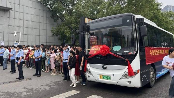 2023黄州高考现场，你会选择穿旗袍吗？