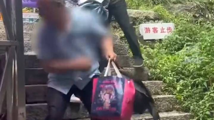 江西庐山通报景区商户泼水驱赶台阶上游客，你怎么看？
