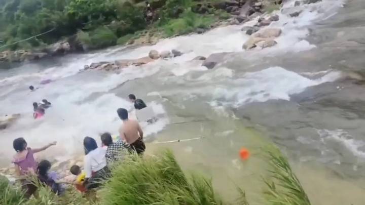 广东海丰莲花山涨水冲走多人致4死，你怎么看？