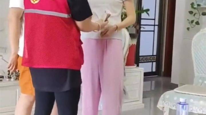 受资助女孩家里装修豪华，你认为她家经济困难吗？