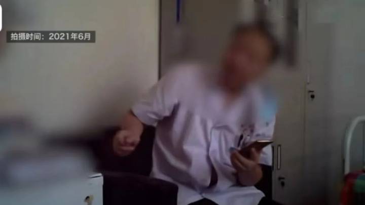 两医生收受医药代表现金，却淡定数钱揣兜装包，你觉得谁的责任更大？
