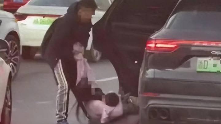 男子强行将抱娃女子拖出保时捷，应该向老婆道歉吗？