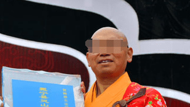 四川一名住持与女主播发生关系被敲诈，你觉得应该延期审理吗？