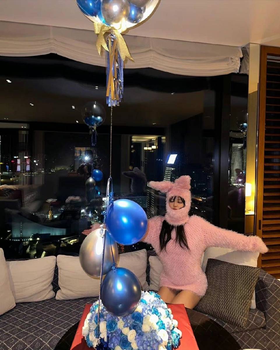 JENNIE晒27岁生日照 一身粉色兔子装保暖可爱