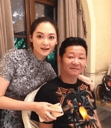 他因演太监而出名,后娶模特冠军做妻子,如今夫妻隐居山林当农民_赵亮