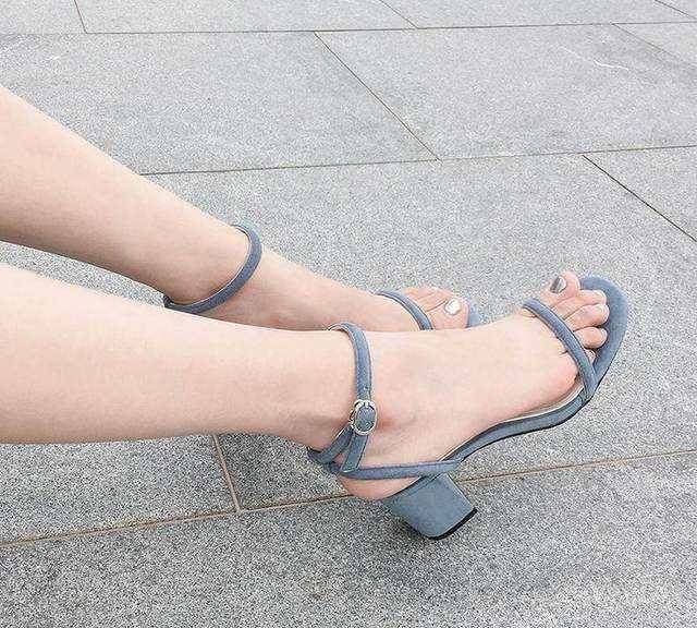 (4)定期清理死皮和角质穿着凉鞋的时候,我们的脚上有死皮和角质,也是