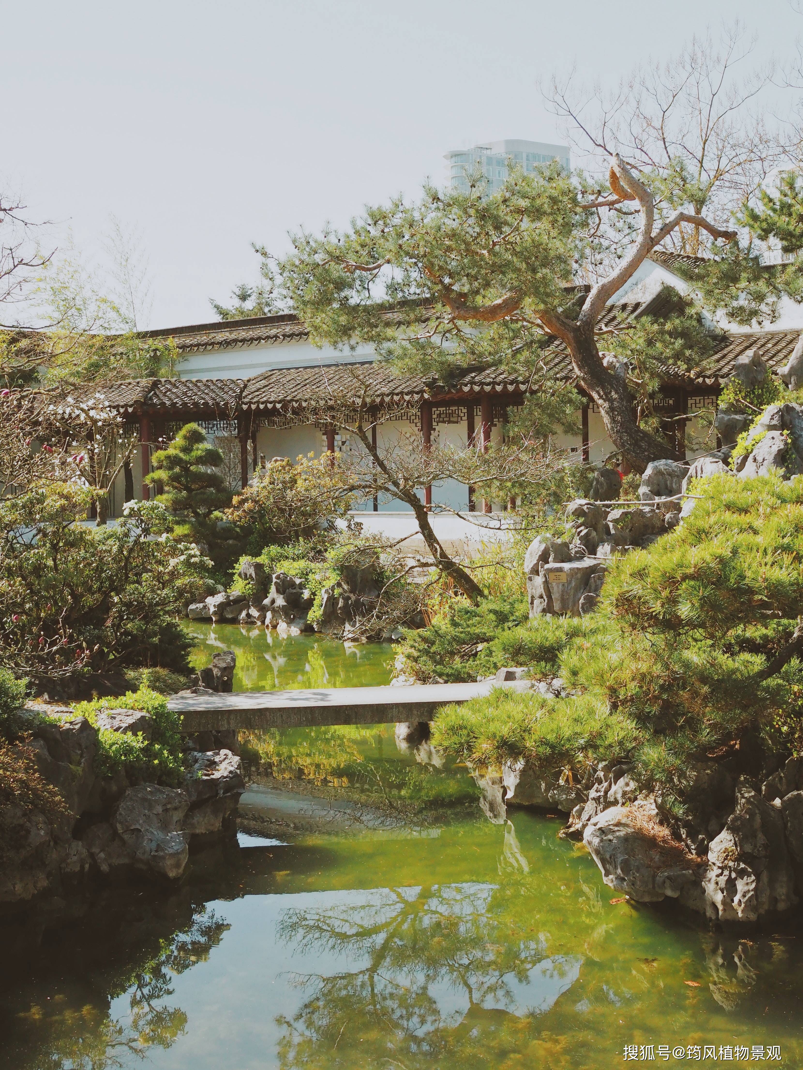 園林之中有真山真水,例如蘇州啟園,北京頤和園,河北承德避暑山莊等;還