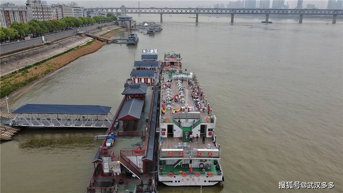 此前两江游览于4月1日在汉口粤汉码头恢复游船餐饮航班,对外开放游船