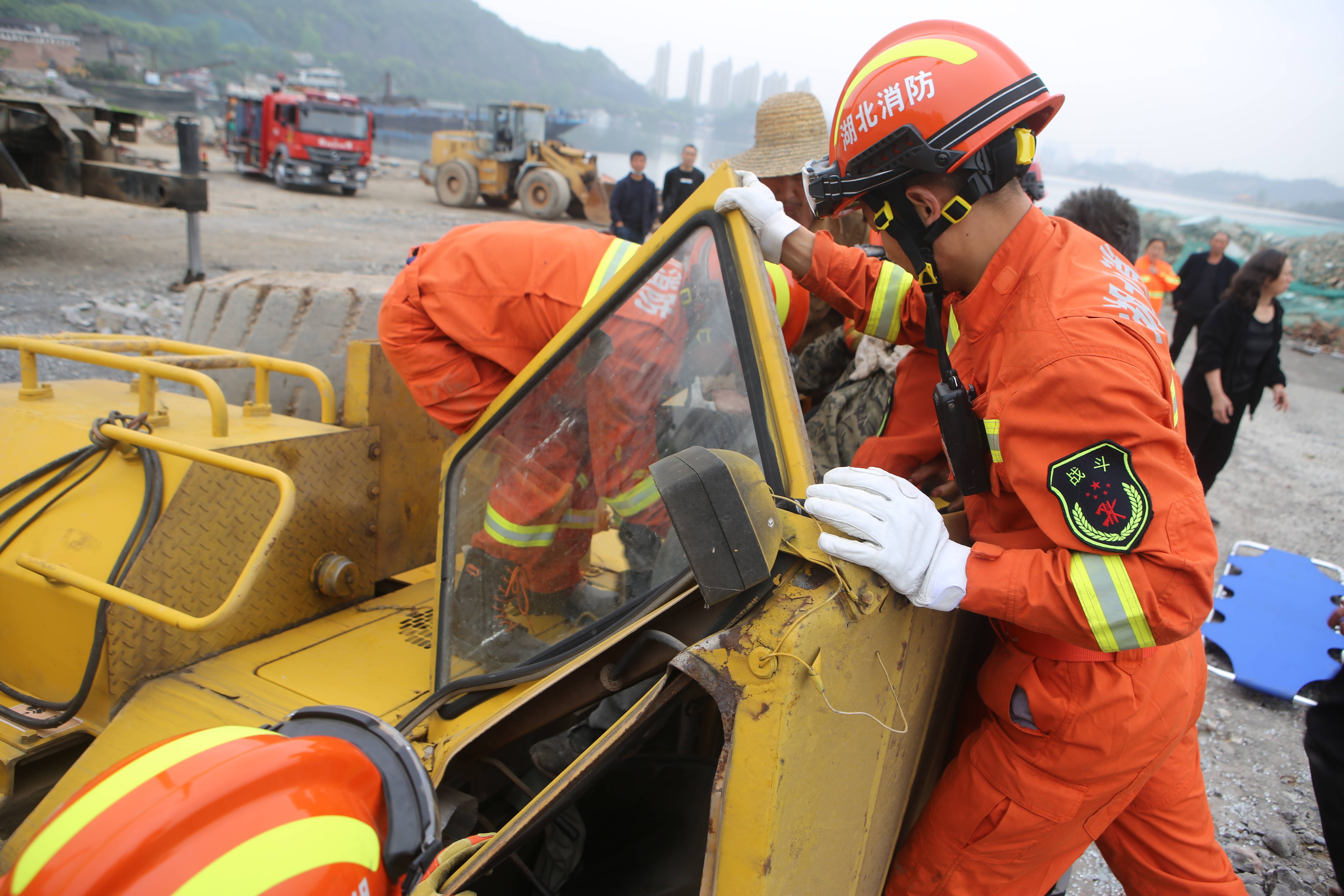 宜昌装载机侧翻司机被困02消防火速救援