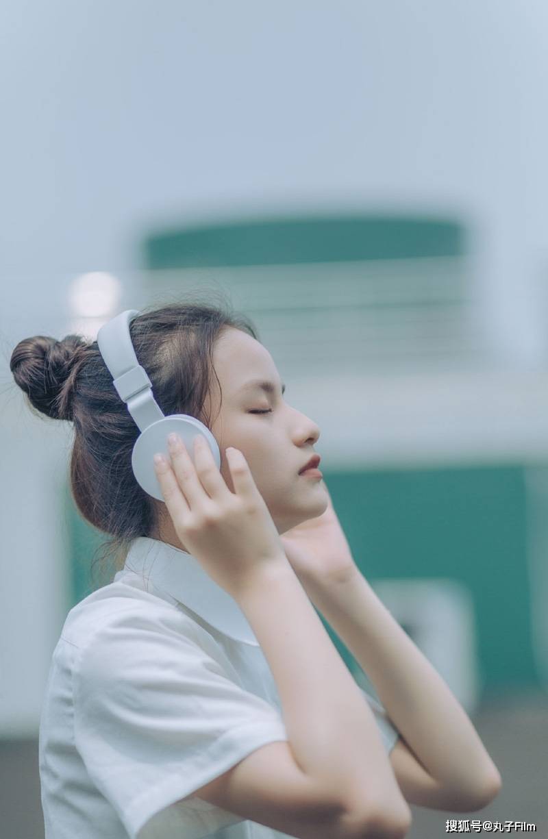 性感美女时尚写真:丸子头美少女学生妹清新脱俗,清纯甜美迷人!