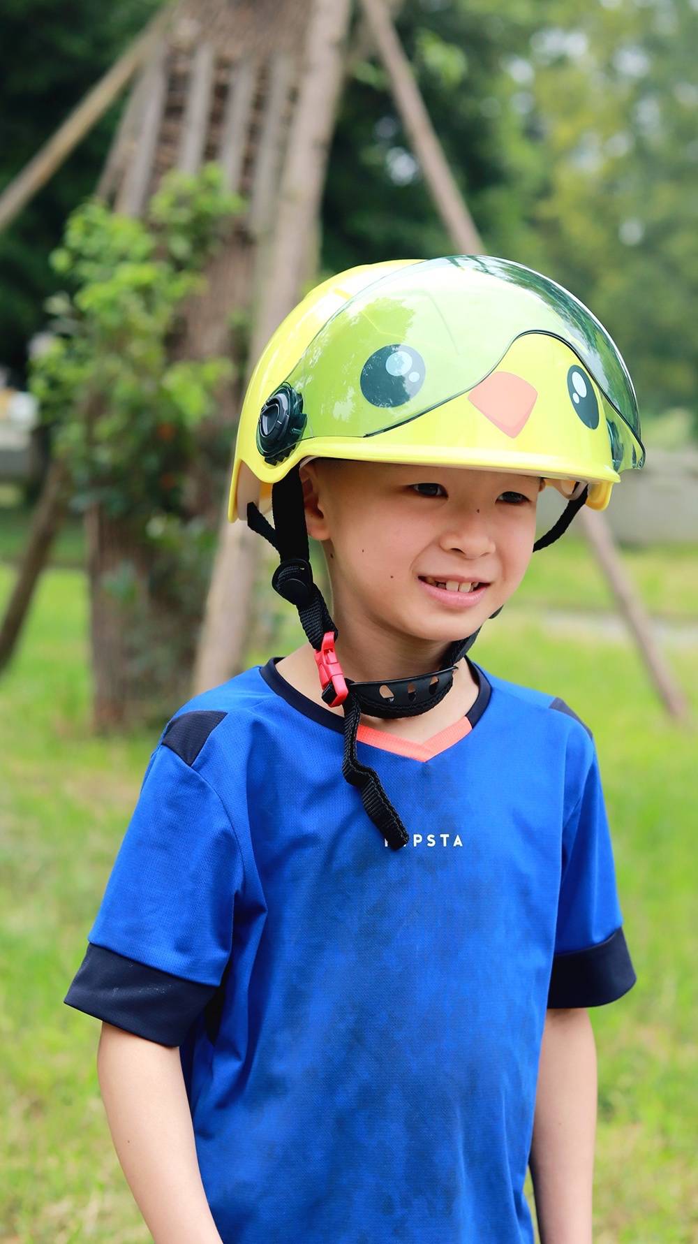 家长们接送小朋友别忘了给小朋友佩戴头盔哦