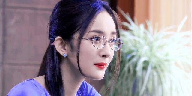 戴眼镜的造型来演绎这个角色其实杨幂演的很多电视剧和电影我都看过