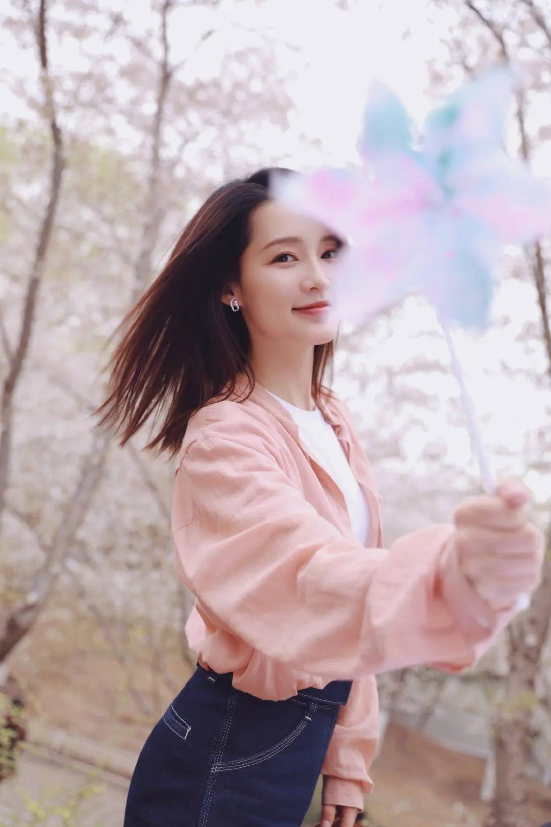 李沁打卡玉渊潭樱花冰淇淋游湖风车樱花合拍